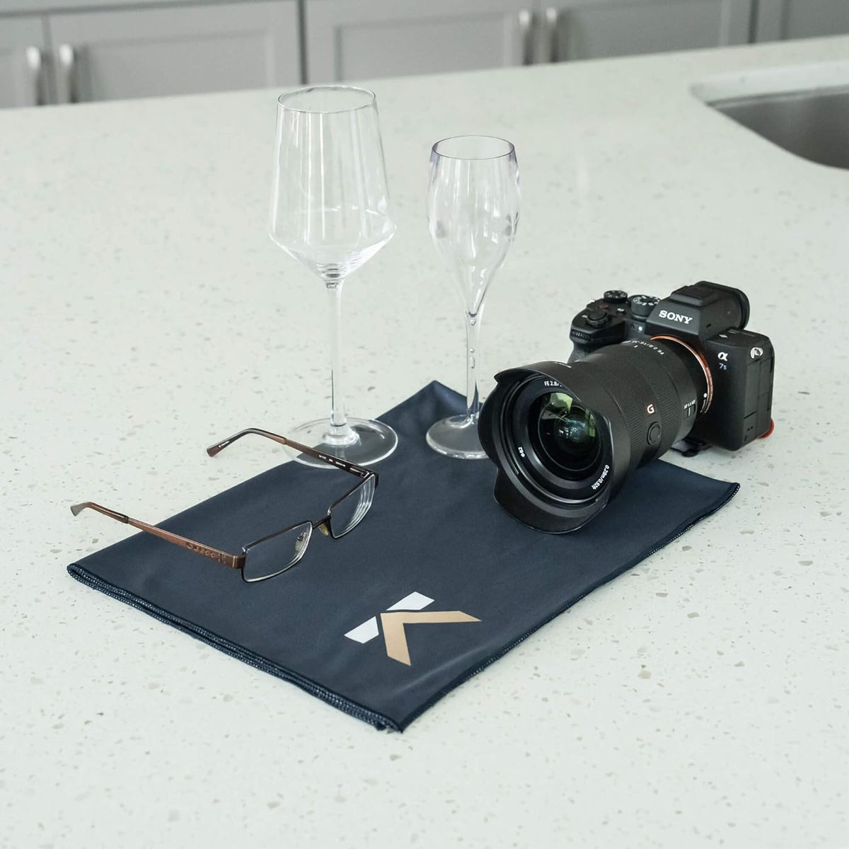 KLOVEO Polishing Cloth - Wine Glass Polishing Cloths - 20x27 Inch Large Size, Lint Free, Microfiber Cleaning Cloth for Glassware, Glasses, Sunglasses, Phone Screens, Camera Lens